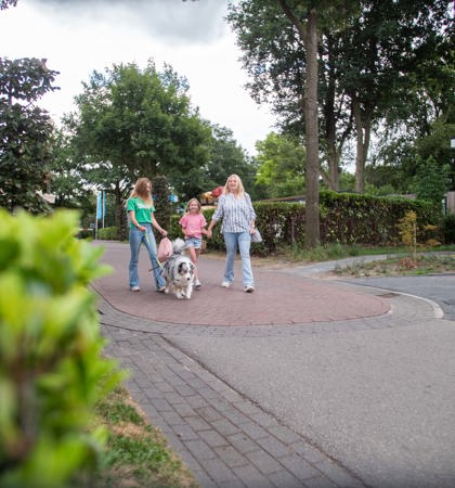 Residence De Leuvert Vakantiegasten Wandelen Over Het Park 10